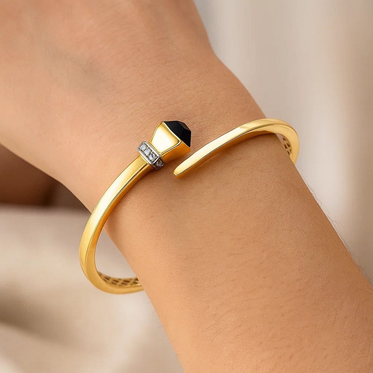 14k Yellow Gold Crossover Style Hinged Bangle Bracelet with Onyx (3.40 mm)